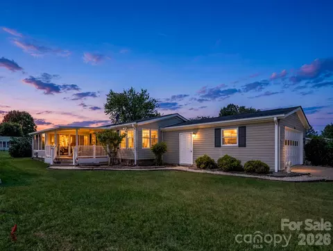 528 Riverwind Dr, Hendersonville, NC 28739