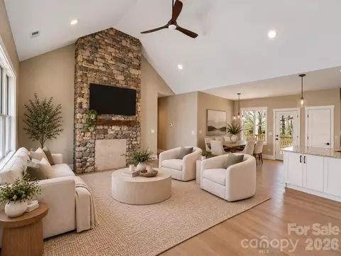 14 Olde Oak Ct, Hendersonville, NC 28792
