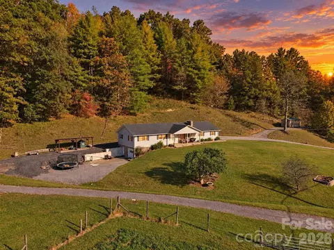 900 Prices Creek Rd, Burnsville, NC 28714