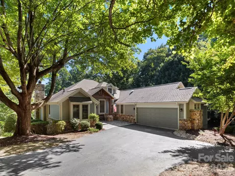 1 Meadow Ridge Ln, Hendersonville, NC 28739