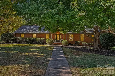 701 Manning Dr, Charlotte, NC 28209