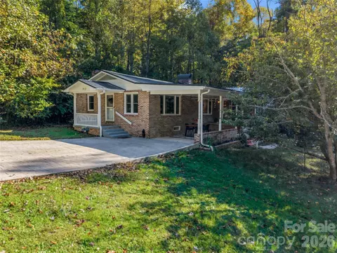 913 Dorothy St, Hendersonville, NC 28791