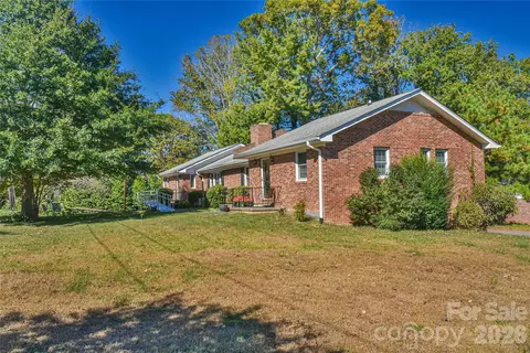 2 Adamswood Rd, Asheville, NC 28803