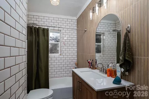 Bath - 407 3rd Se Ave SE, Hickory, NC 28602 photo 1 of 1