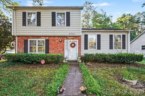 4701 Farm Pond Ln, Charlotte, NC 28212