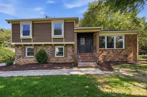 6131 Coach Hill Ln, Charlotte, NC 28212