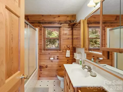 Bath - 807 Pine Tree Rd, Spruce Pine, NC 28777 photo 1 of 2