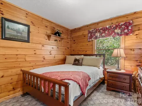 Bedroom - 807 Pine Tree Rd, Spruce Pine, NC 28777 photo 5 of 9