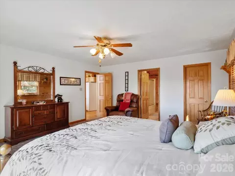 Bedroom - 807 Pine Tree Rd, Spruce Pine, NC 28777 photo 3 of 9