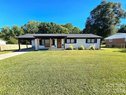 2610 Fairgreen Dr, Gastonia, NC 28056
