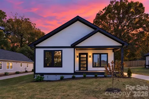 305 Chadwick Ave, Hendersonville, NC 28792