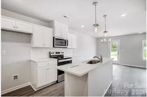 1320 Yadkin St, Statesville, NC 28677