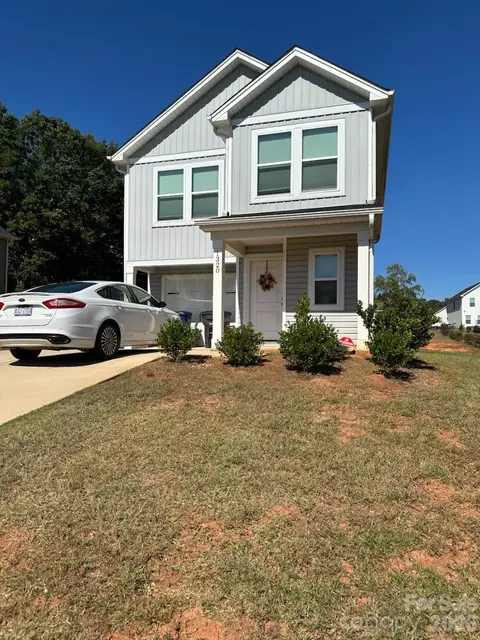 1320 Yadkin St, Statesville, NC 28677