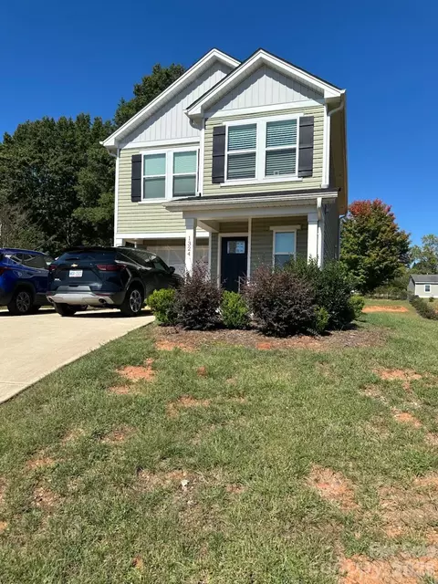 1324 Yadkin St, Statesville, NC 28677
