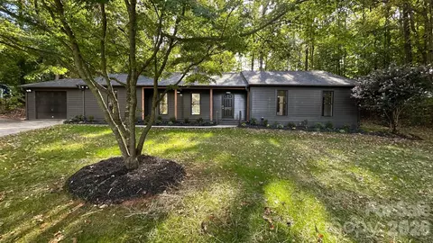 8001 Saddlehorse Ln, Charlotte, NC 28215