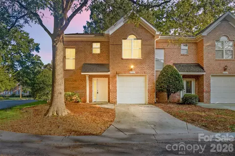 4766 Hunter Crest Ln, Charlotte, NC 28209