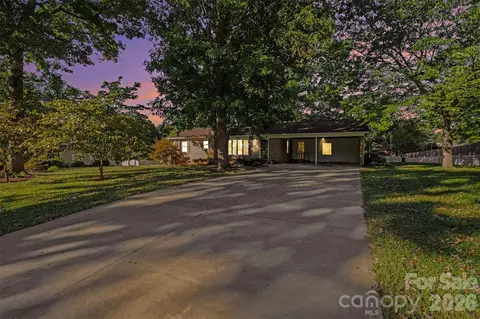 225 Edgewood Dr, Statesville, NC 28625
