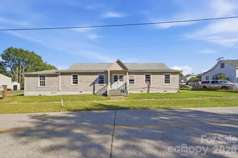 706 Old North Main St, Clover, SC 29710 photo 3