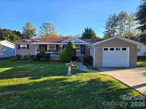 205 Misty Ln, Hendersonville, NC 28739