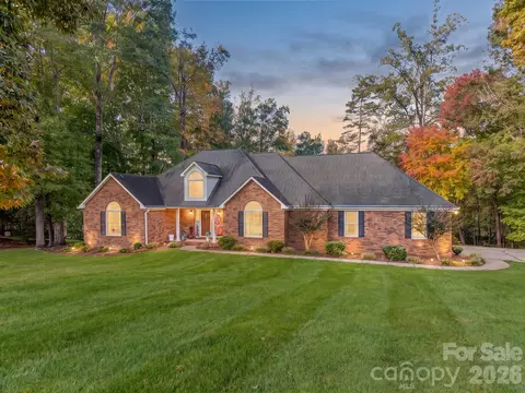 184 Foxglove Dr, Statesville, NC 28625