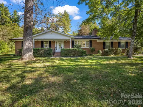2630 Seminole Dr, Hendersonville, NC 28791