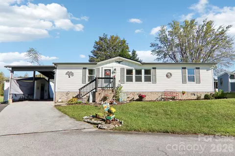 304 Meadowbrook Ct, Hendersonville, NC 28792
