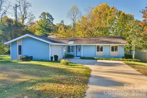 4 Knoll Ridge Dr, Asheville, NC 28804
