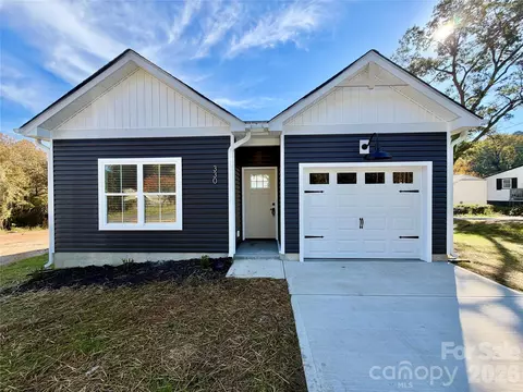 330 S Davis St, Dallas, NC 28034