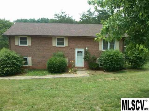 1305 Riverview Dr, Hickory, NC 28602 photo 1
