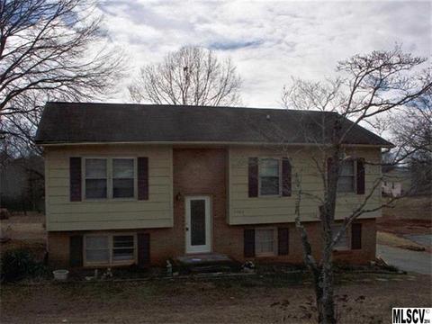 5463 Triangle Cir, Hickory, NC 28602 photo 1
