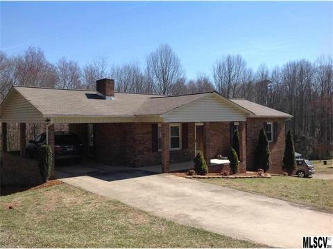 658 Chestnut St, Hudson, NC 28638 photo 1