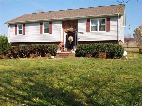 1310 Landsdowne Dr, Conover, NC 28613 photo 2