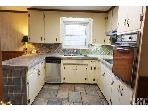 225 4th St, Conover, NC 28613 photo 4