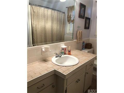 2144 Colonial Ln, Hickory, NC 28601 photo 4