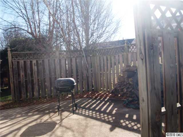9105 Eaker Ct, Charlotte, NC 28215 photo 2