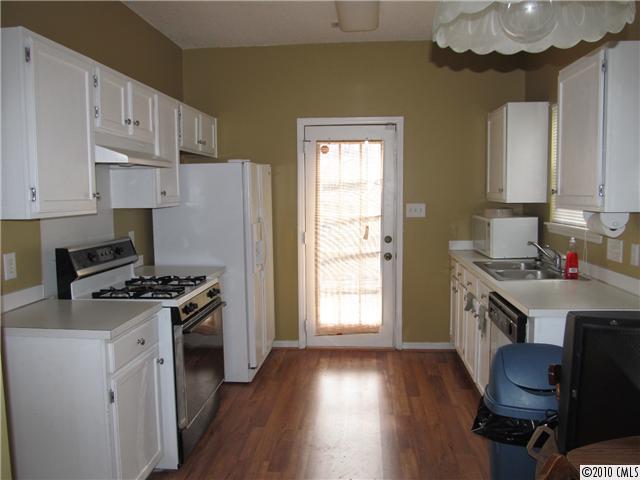 9105 Eaker Ct, Charlotte, NC 28215 photo 4
