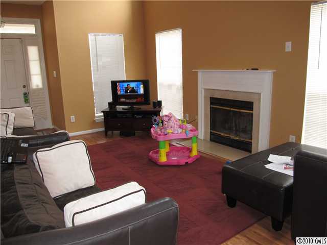 9105 Eaker Ct, Charlotte, NC 28215 photo 3