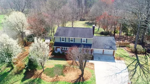 104 Crestlane Dr, Morganton, NC 28655 photo 2
