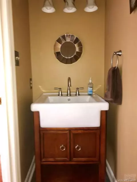 711 4th Ave SW, Conover, NC 28613 photo 2