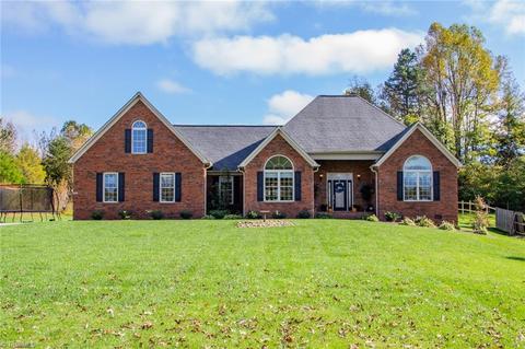 3008 Autumn Acres Ln, Trinity, NC 27370 photo 1