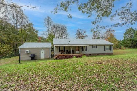 1204 Sawbriar Rd, Pinnacle, NC 27043 photo 2