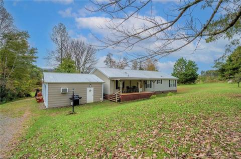 1204 Sawbriar Rd, Pinnacle, NC 27043 photo 1