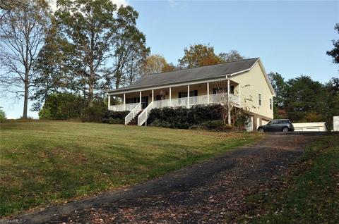 915 Corner Rd, Pinnacle, NC 27043 photo 2
