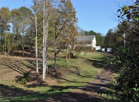 915 Corner Rd, Pinnacle, NC 27043 photo 1