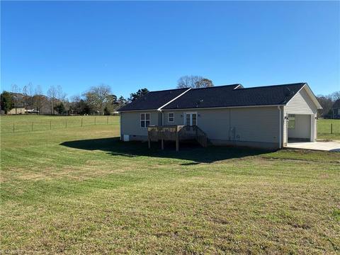 190 Blacksmith Rd, Thomasville, NC 27360 photo 3