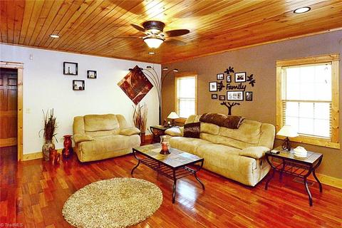 405 Matthews Rd, Pilot Mountain, NC 27041 photo 10