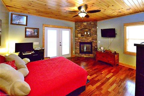 405 Matthews Rd, Pilot Mountain, NC 27041 photo 13