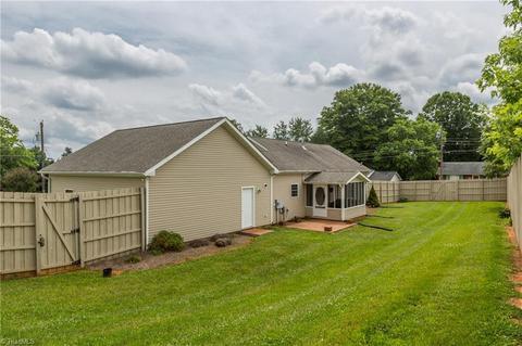 214 Mike St, Dobson, NC 27017 photo 9