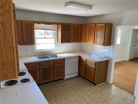 1069 Blackburn Rd, Pinnacle, NC 27043 photo 11