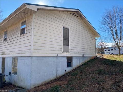 1069 Blackburn Rd, Pinnacle, NC 27043 photo 4